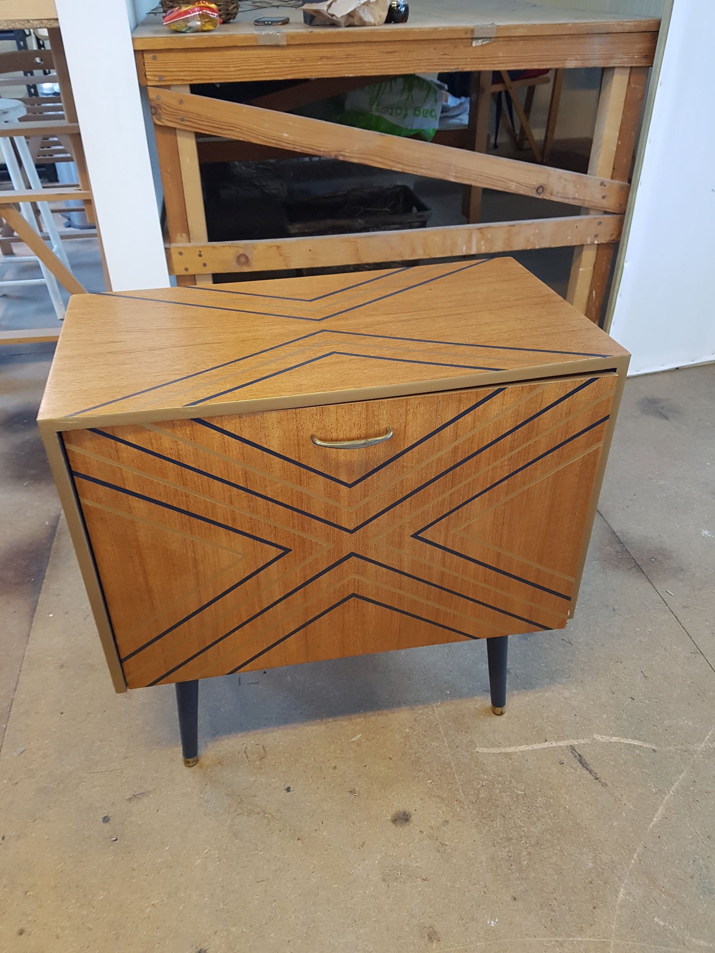 FURNITURE UPCYCLING: Learn to Restore & Restyle Vintage Wood